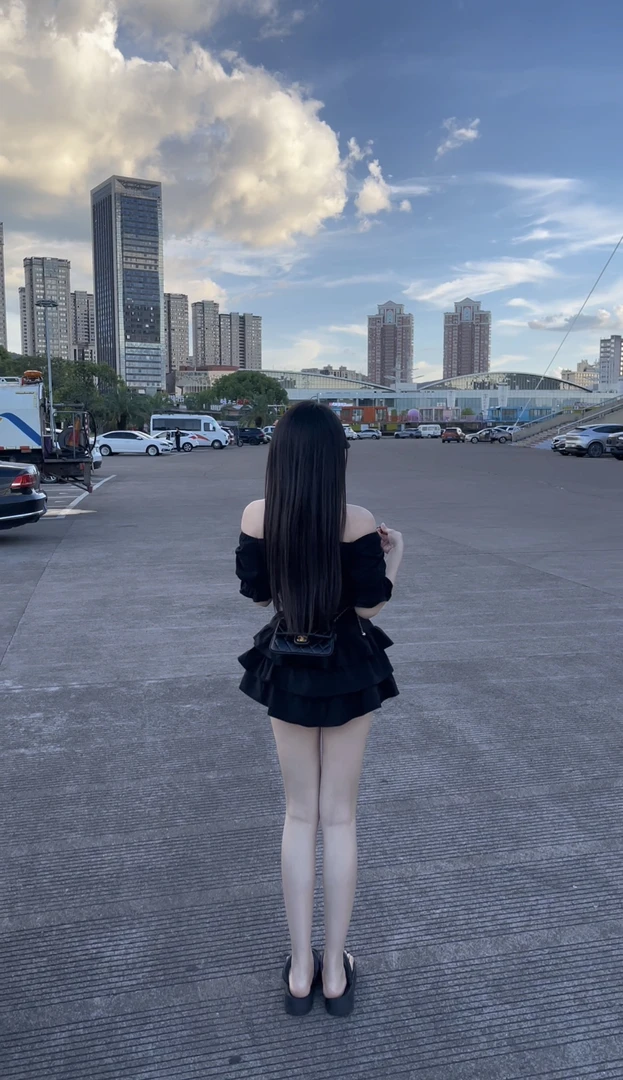 高品质升级款一字肩上衣蓬蓬蛋糕短裙套装