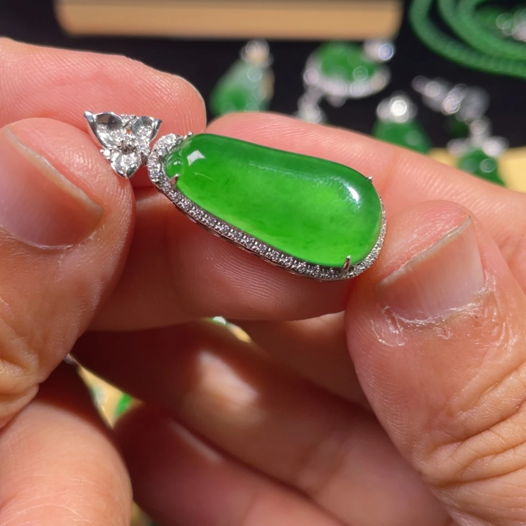 翡翠18K金镶嵌颈饰翡翠