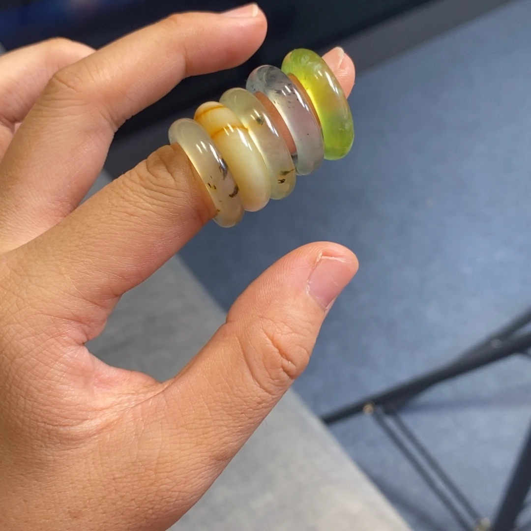 米***)未镶嵌蛇纹石玉手镯