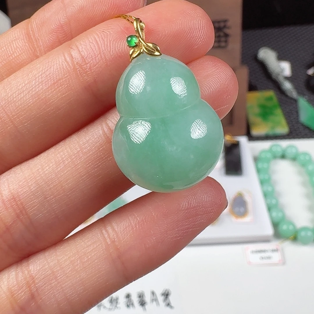 翡翠18K金镶嵌颈饰