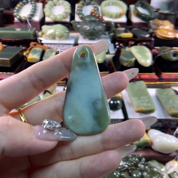 颈饰未镶嵌透闪石质玉