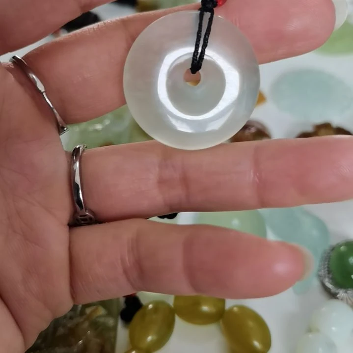 未镶嵌蛇纹石玉吊坠