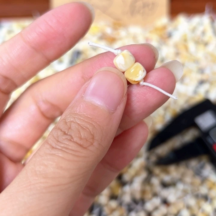 裸石蜜蜡未镶嵌6.6nm一对