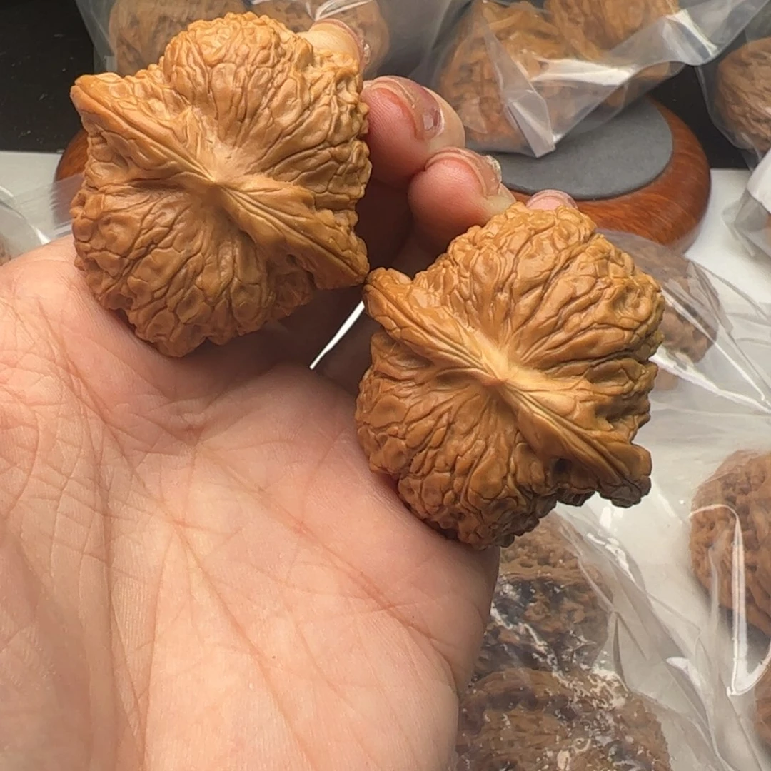 文玩核桃吊坠血麒麟41