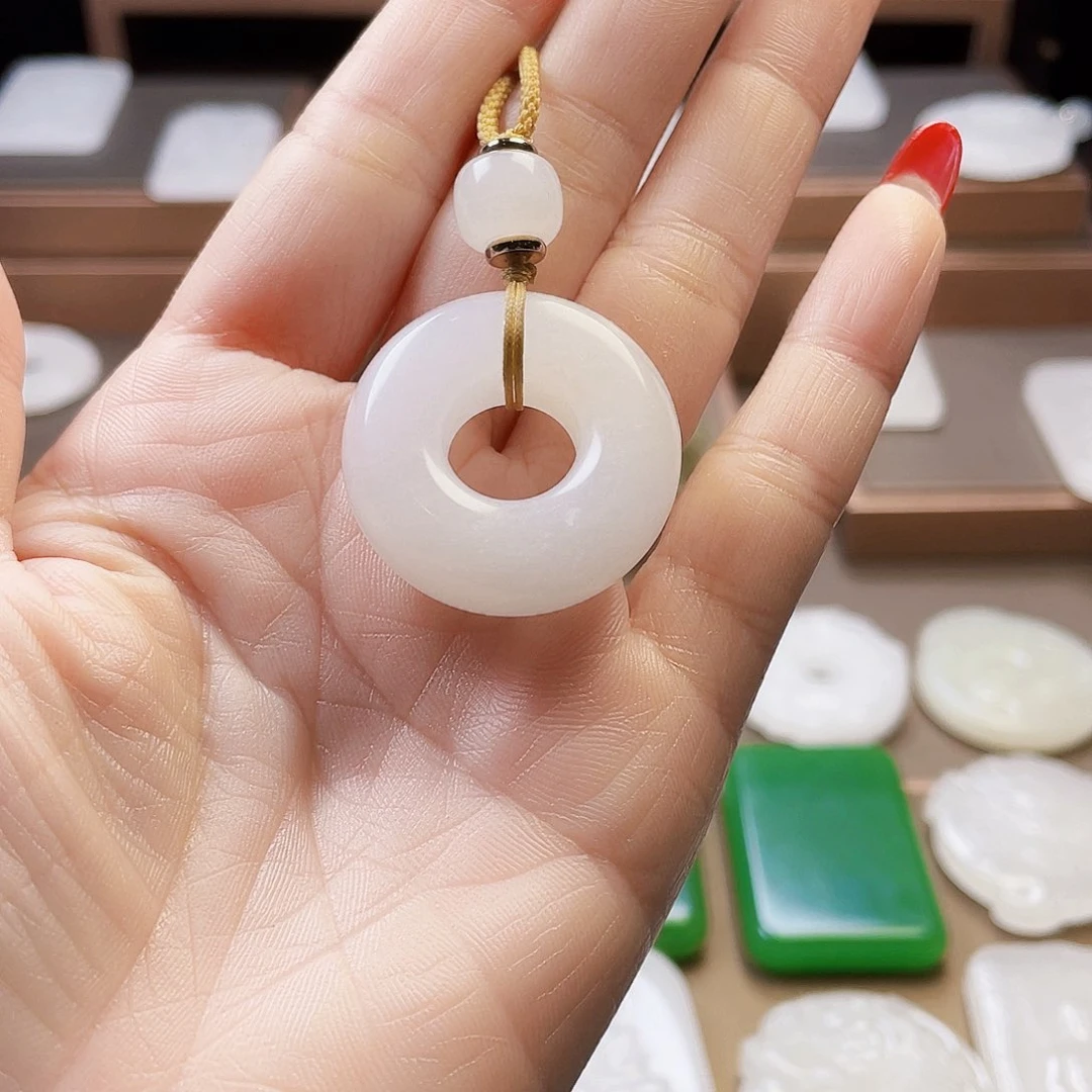 石英质玉（金丝玉）颈饰未镶嵌安****）新疆金丝玉