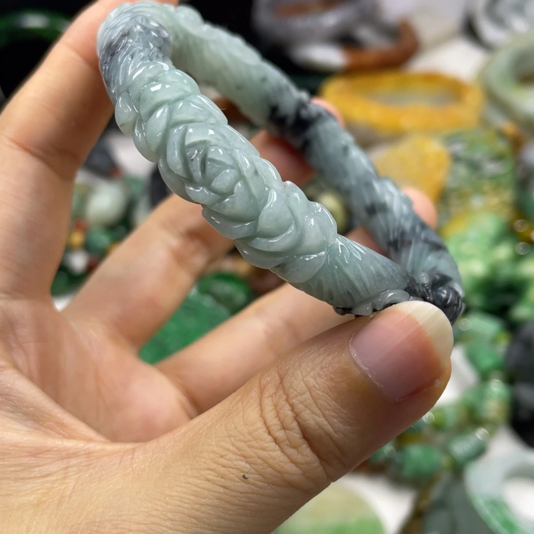 狮***王颈饰未镶嵌翡翠牌子