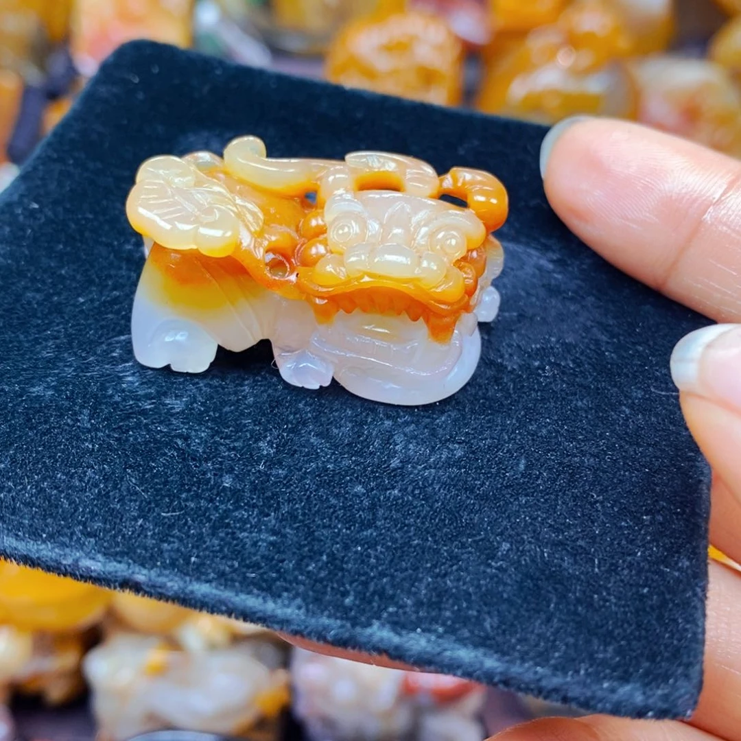 未镶嵌石英质玉（黄龙玉）颈饰