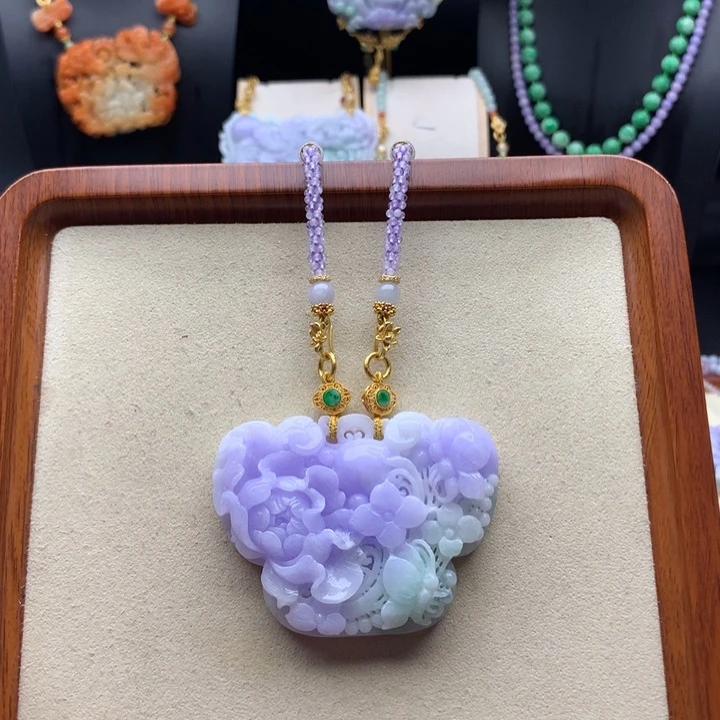 翡翠颈饰未镶嵌紫翡如意花牌
