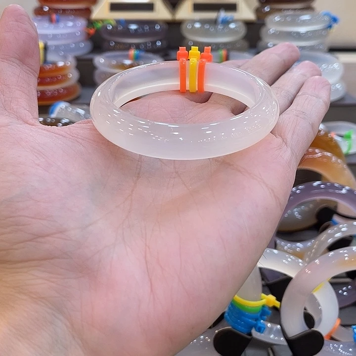 玛瑙/玉髓手镯未镶嵌一***?