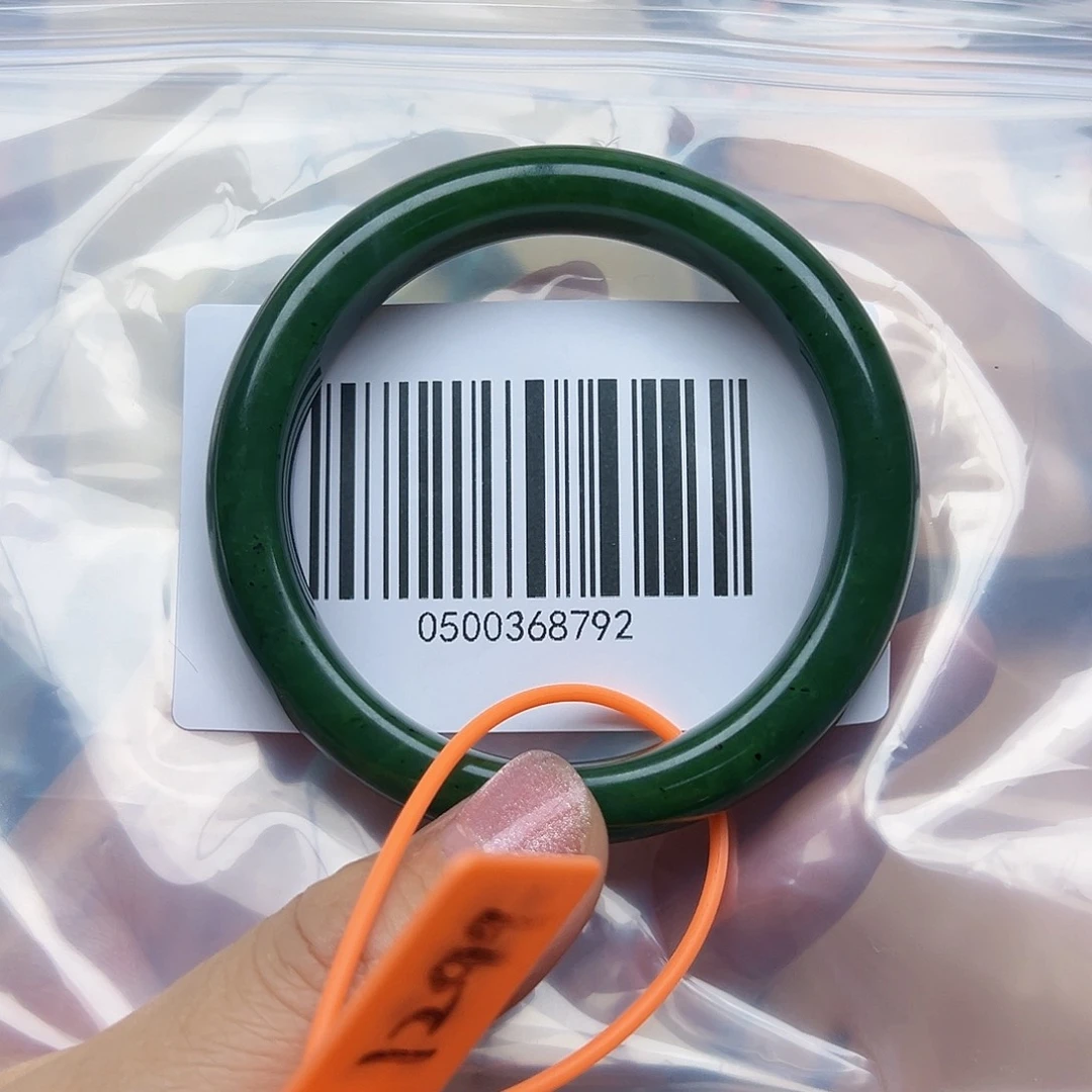 程***梅和田玉未镶嵌手镯