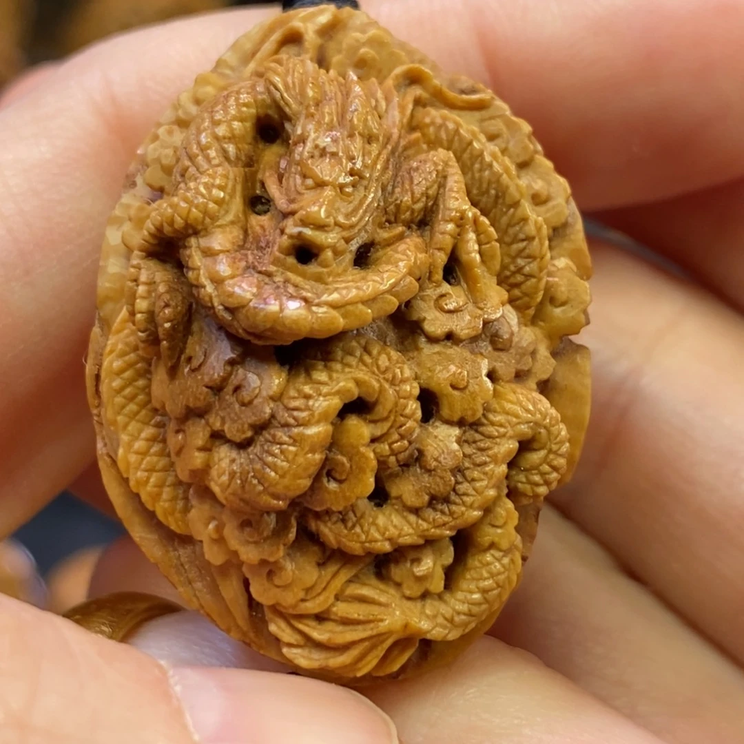 龙行天下潍坊核雕桃核雕刻