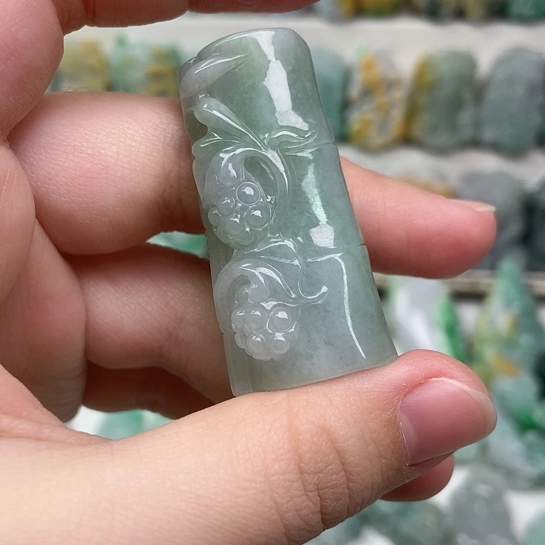 翡翠未镶嵌吊坠(赠链)