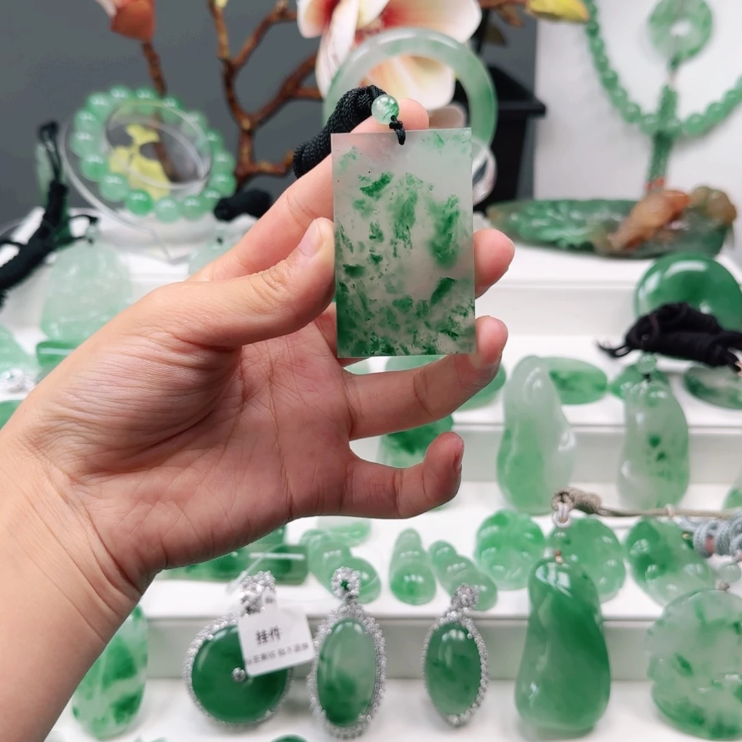 石英质玉未镶嵌吊坠(赠链)过*。