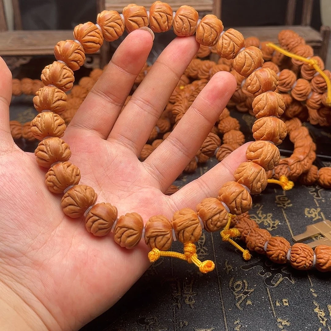 桃核吊坠桃和手持