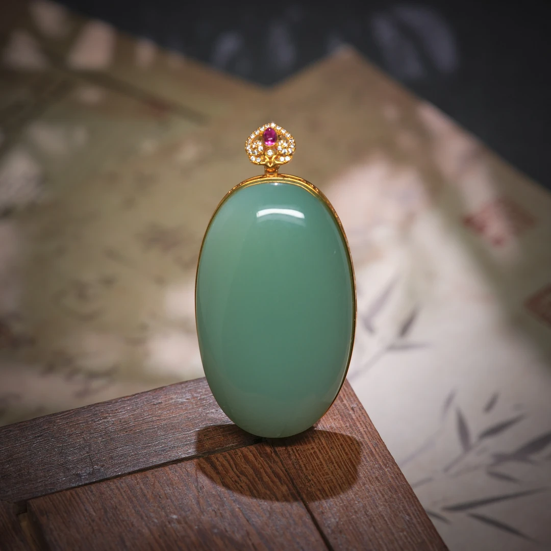 春玢·传世级和田玉粉青18K金厚桩大吊坠AD1955尺寸约41*24*12mm