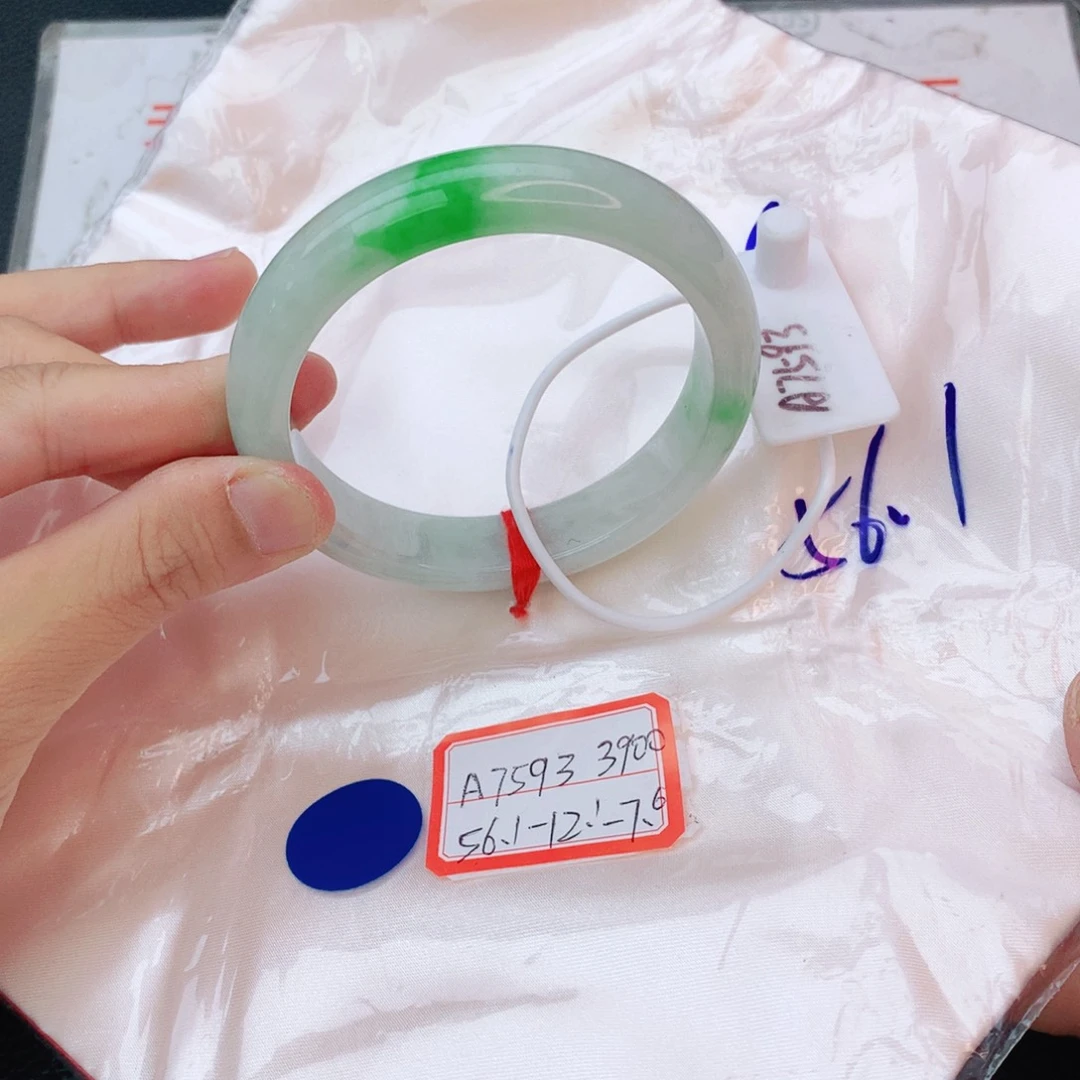 翡翠手镯未镶嵌我