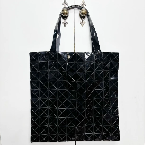 95新 Issey Miyake/三宅一生 黑色36格单肩包煜橦奢品