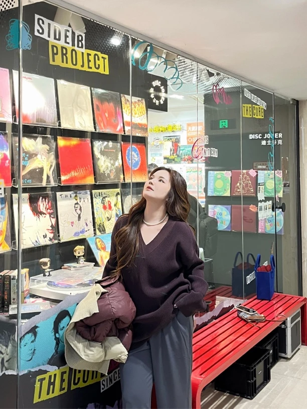 行间摩卡｜休闲慵懒咖色V领针织上衣