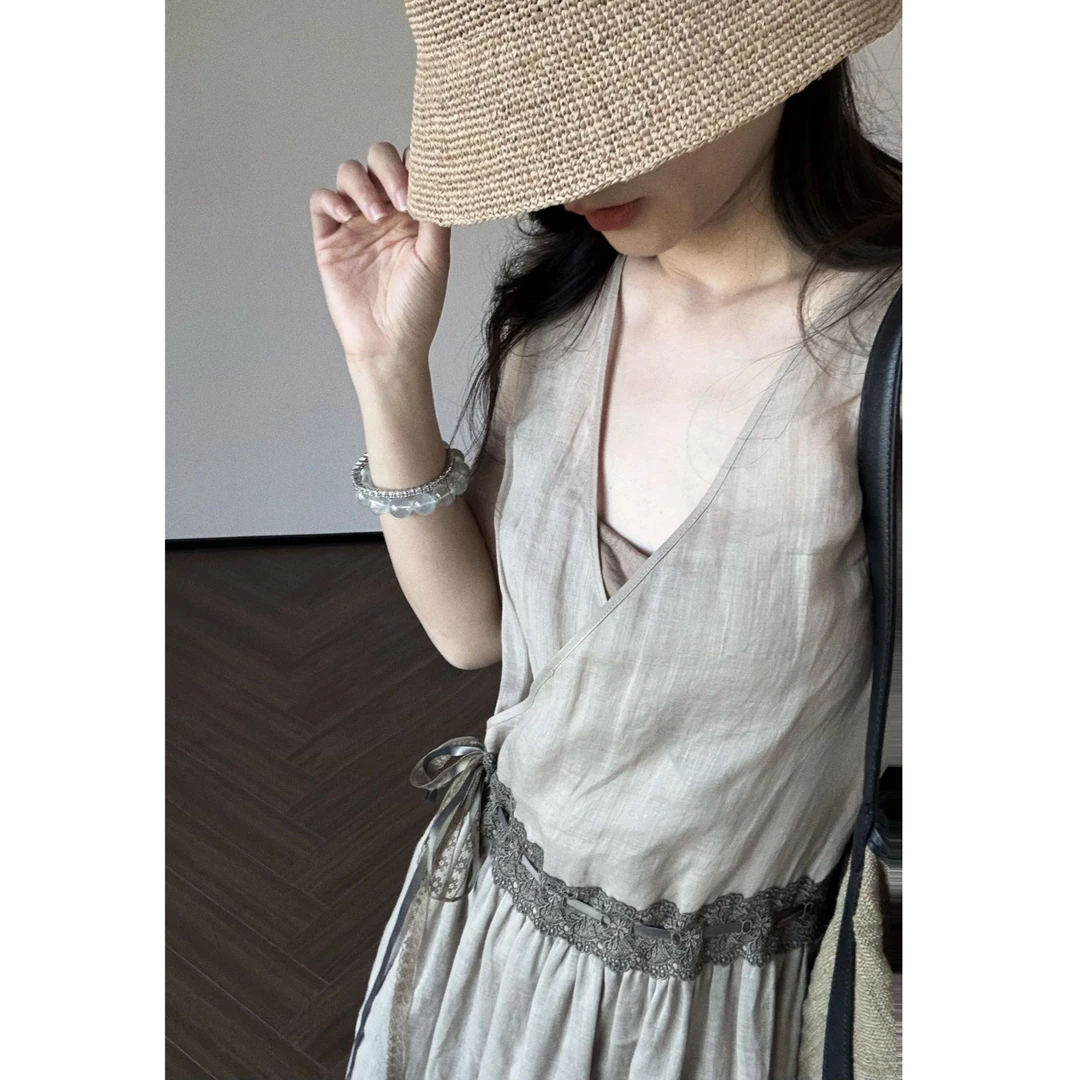 法式杏色v领挂脖无袖连衣裙女春季2025年波嬉风漂亮独特修身长裙