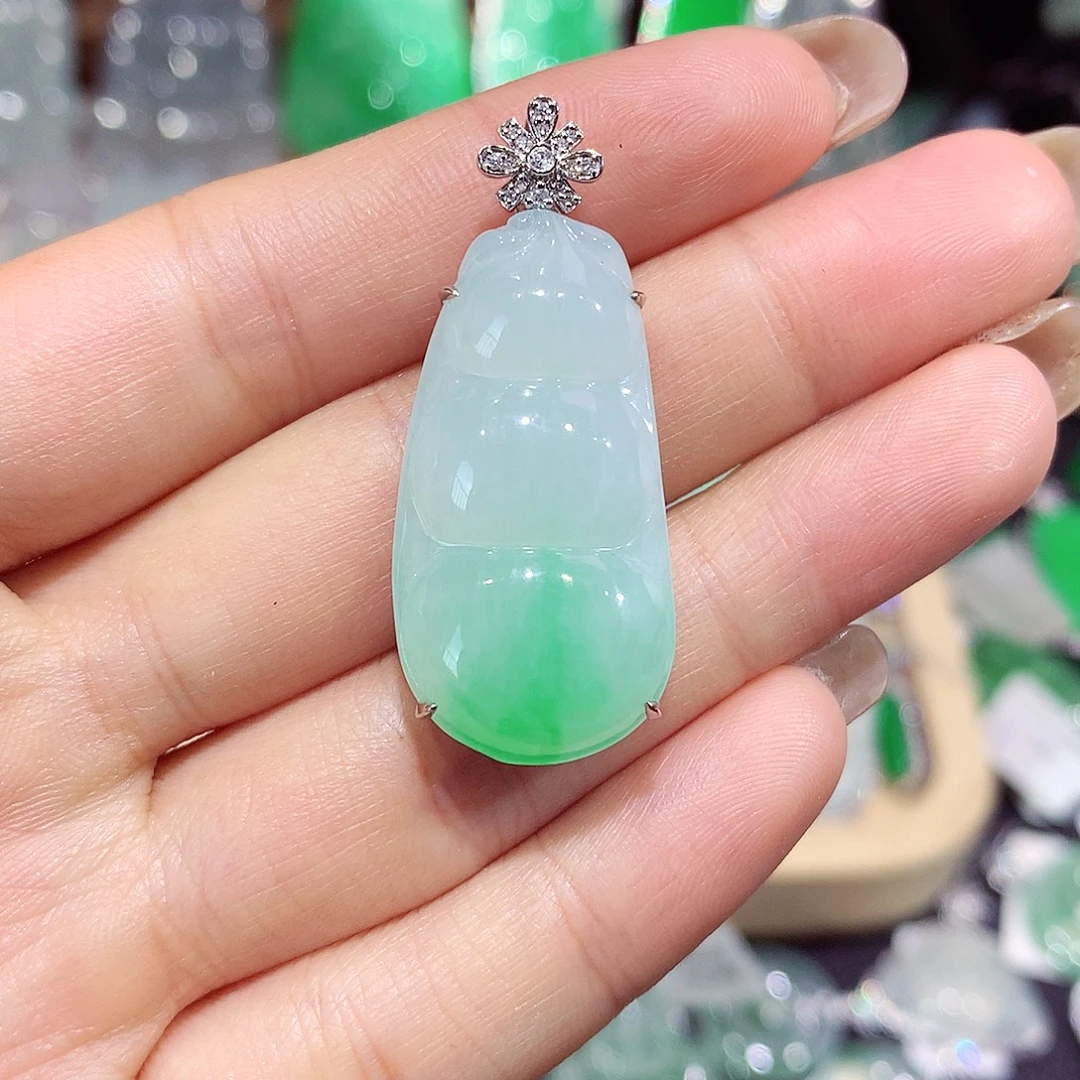翡翠18K金镶嵌颈饰豆