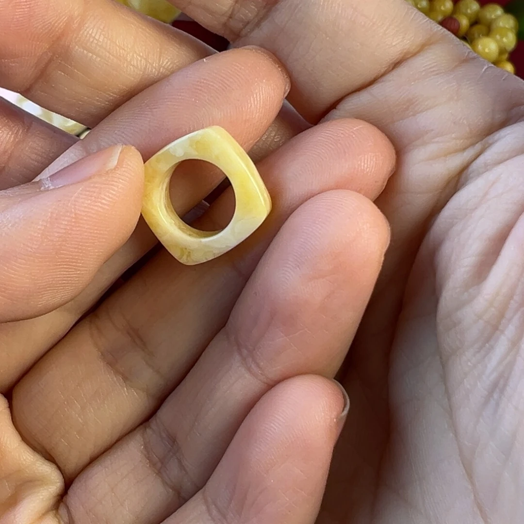 蜜蜡裸石未镶嵌小**蜜蜡跑环