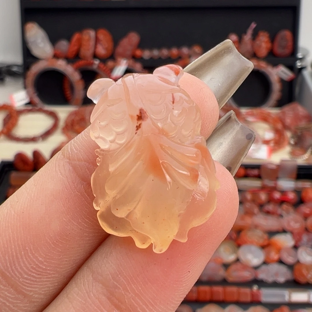 南红玛瑙未镶嵌颈饰金鱼