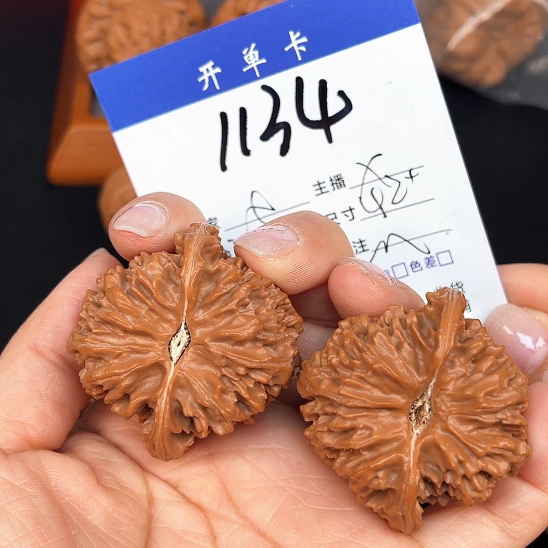 文玩核桃吊坠踹***腿满天星42尺。  1134