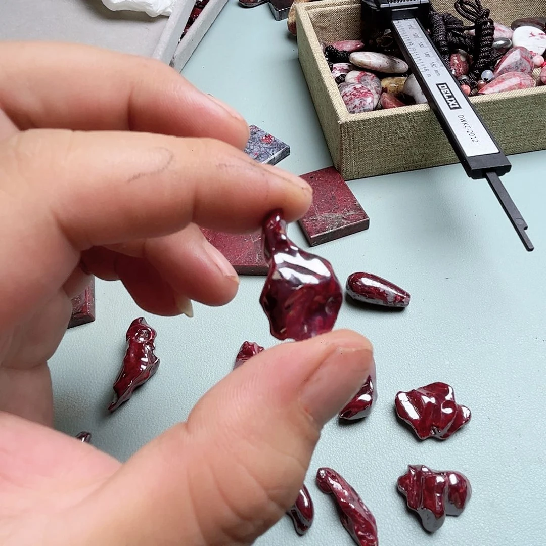 喂**鱼天然朱砂辰石吊坠