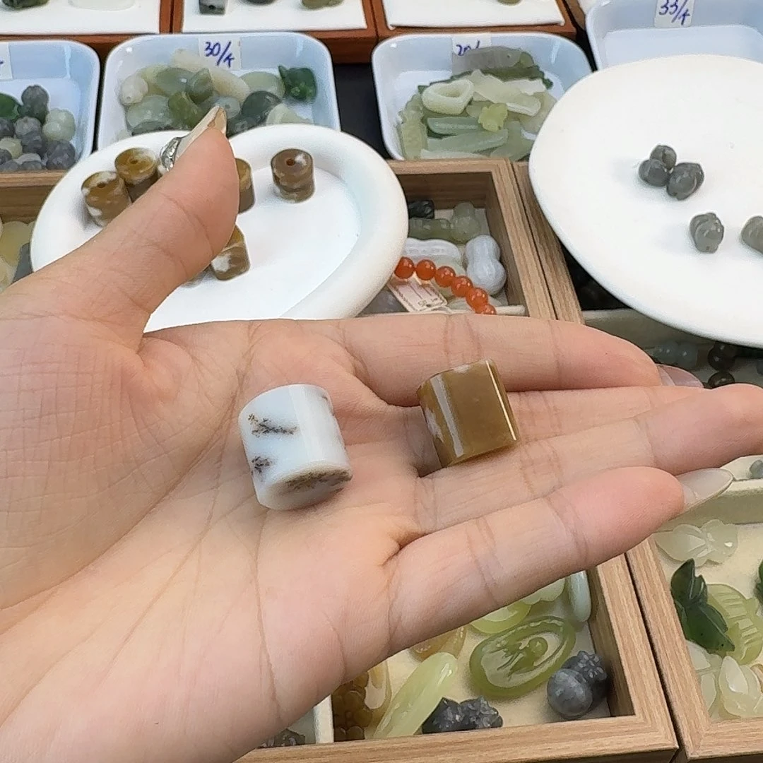 文***主颈饰未镶嵌和田玉