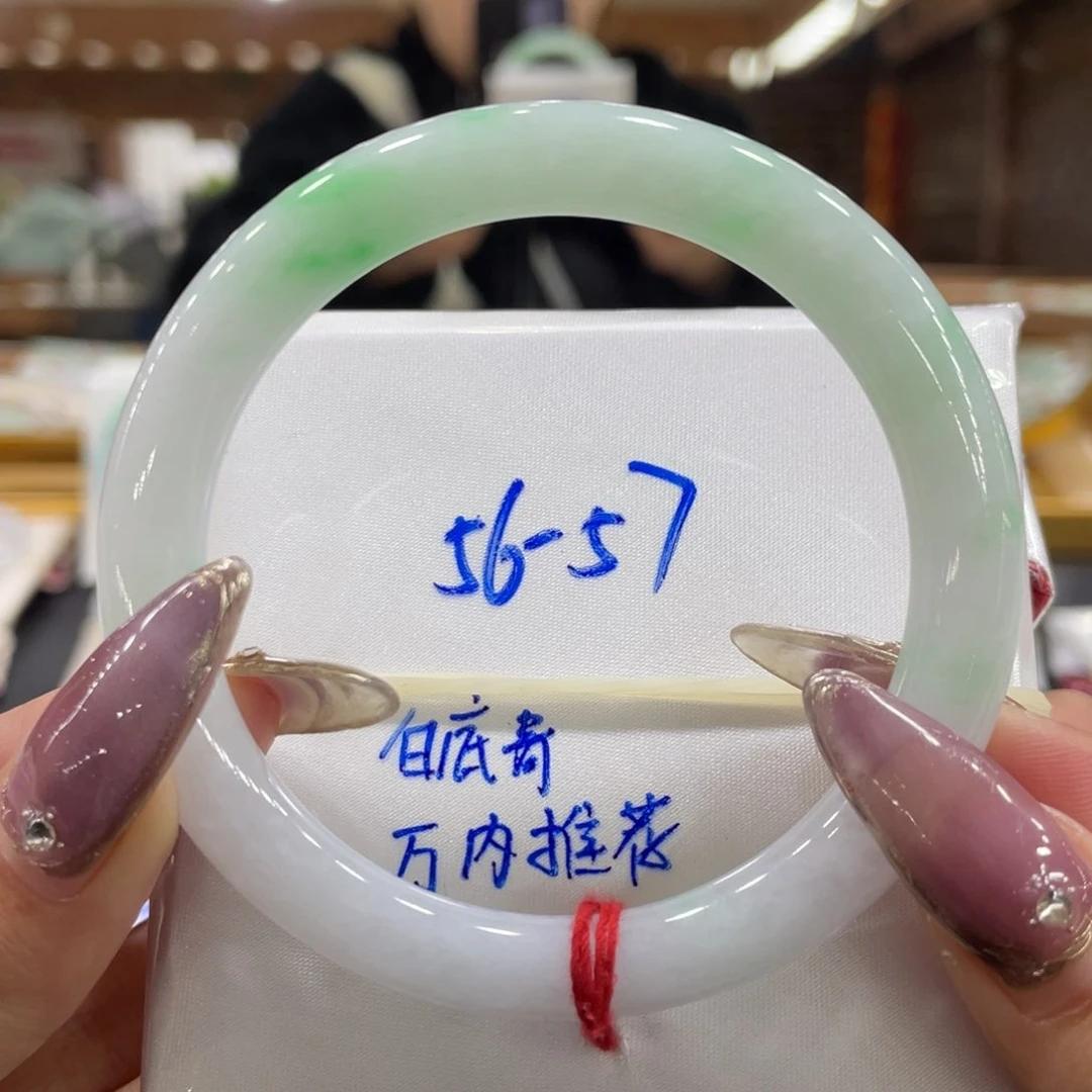 翡翠手镯未镶嵌翡翠