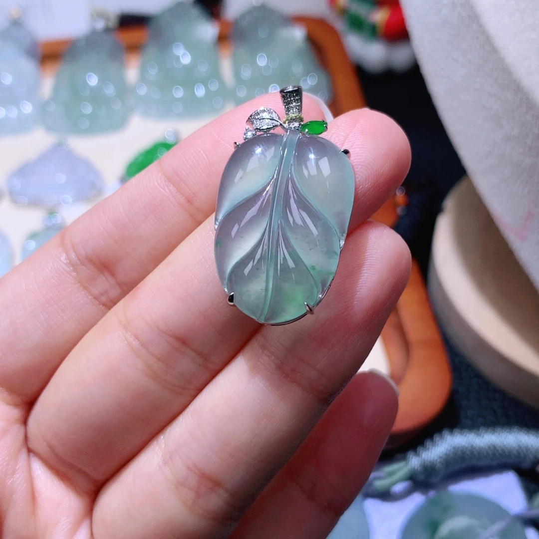 颈饰18K金镶嵌翡翠叶子