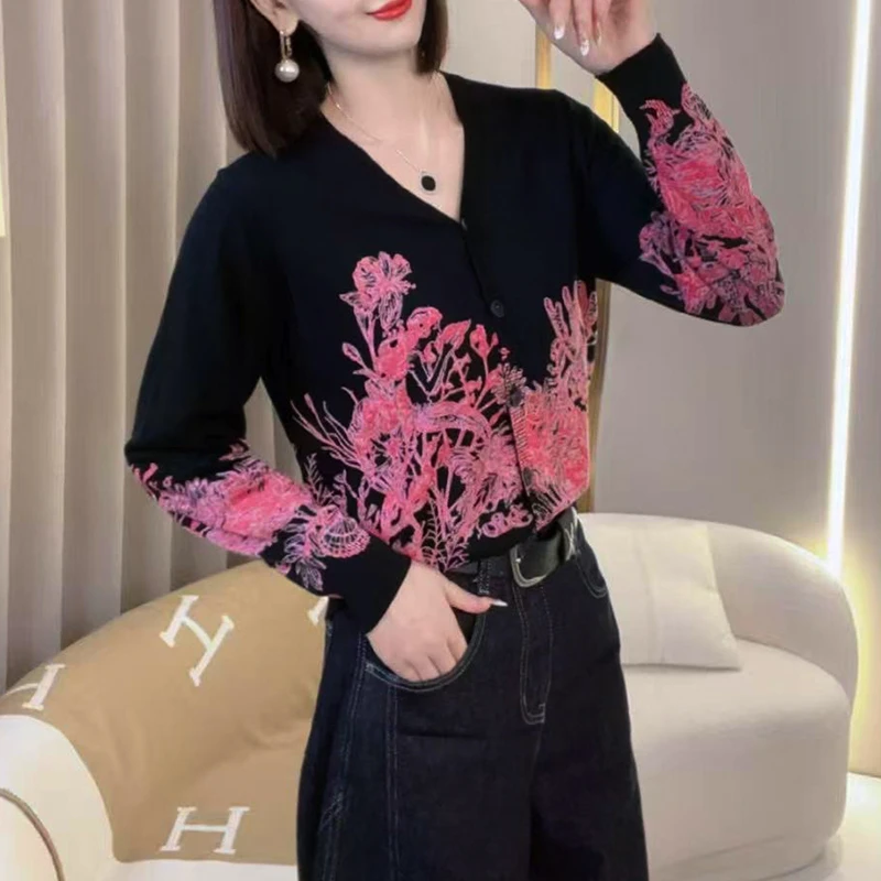 2025秋季新款V领提花针织开衫女时尚百搭宽松复古设计感显瘦上衣