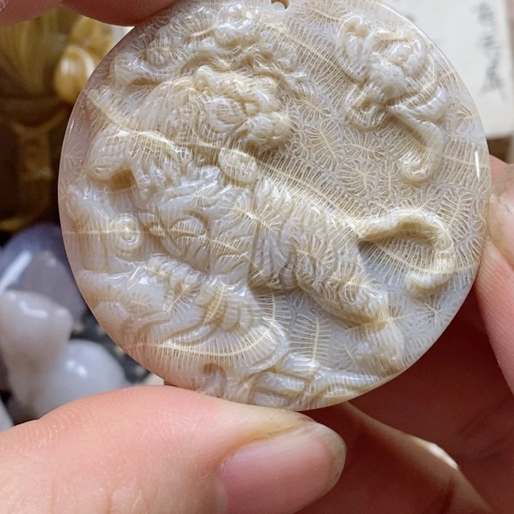 颈饰未镶嵌硅化珊瑚（珊瑚玉）有瑕