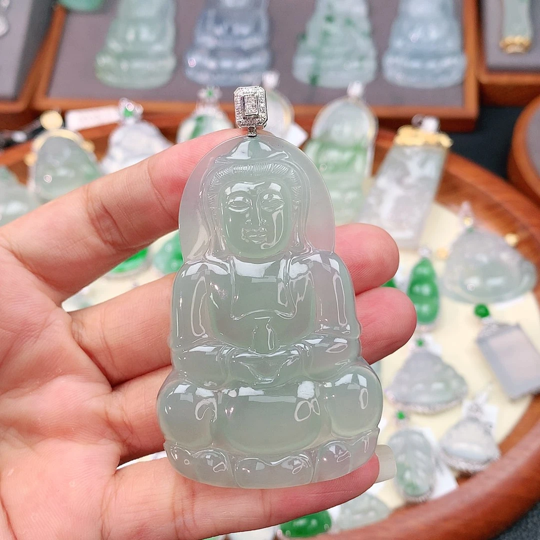 颈饰18K金镶嵌翡翠观音