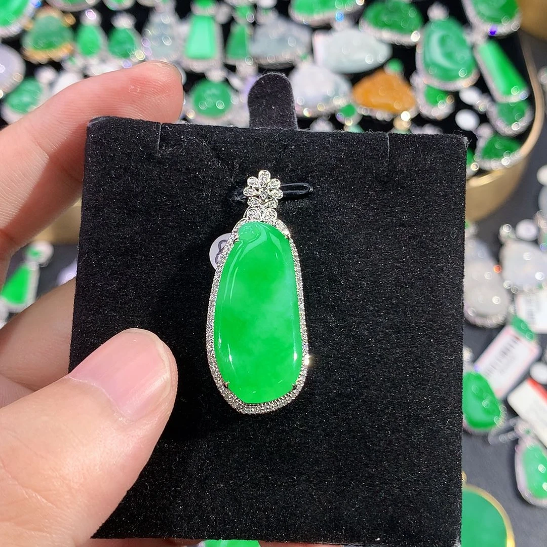 翡翠18K金镶嵌颈饰