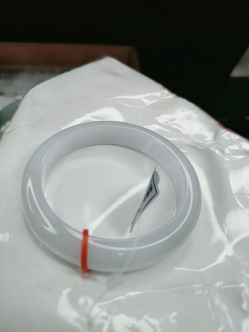 平安镯56.7圈口，白月光纯白底，天然缅甸翡翠A货