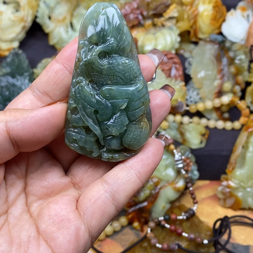 蛇纹石玉颈饰未镶嵌