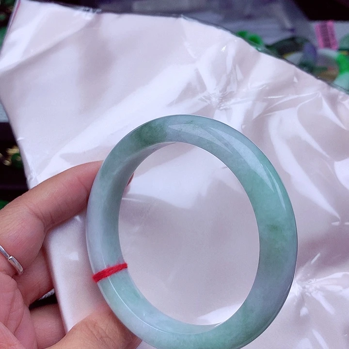 翡翠手镯未镶嵌翡翠