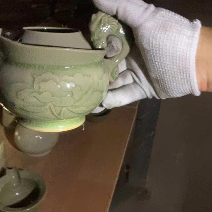 青瓷大容量牡丹纹壶