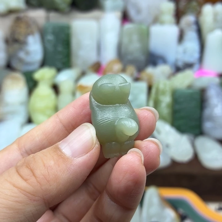 ****)和田玉未镶嵌颈饰