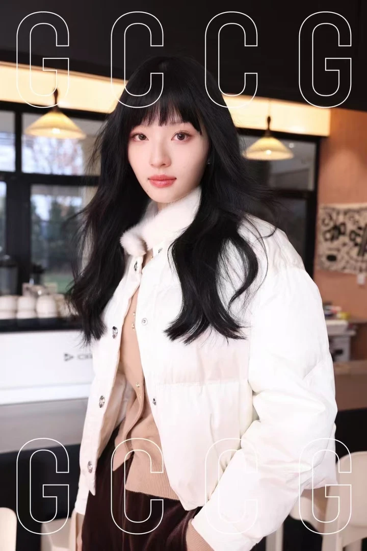 133轻奢知N恩冬白色短款羽绒服冬季2025流行爆款面料带暗花5562