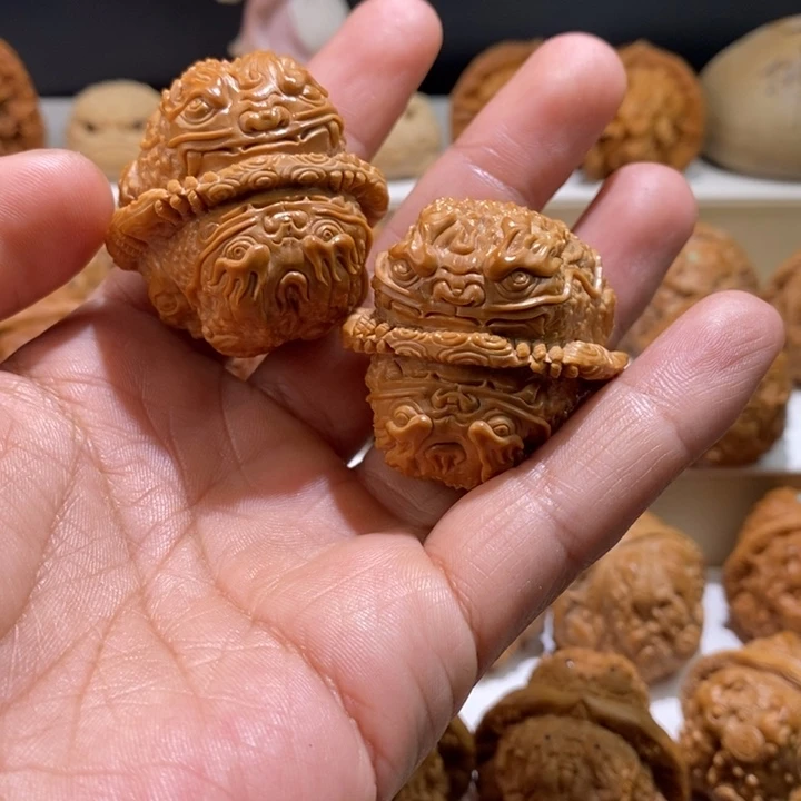岁***.文玩核桃把件纯手工雕刻文玩核桃