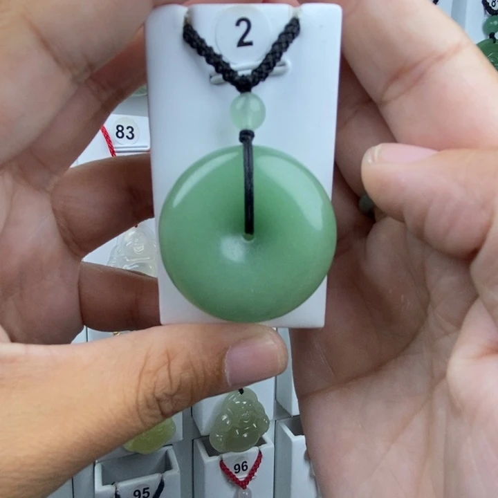 刘***秀颈饰未镶嵌石英质玉