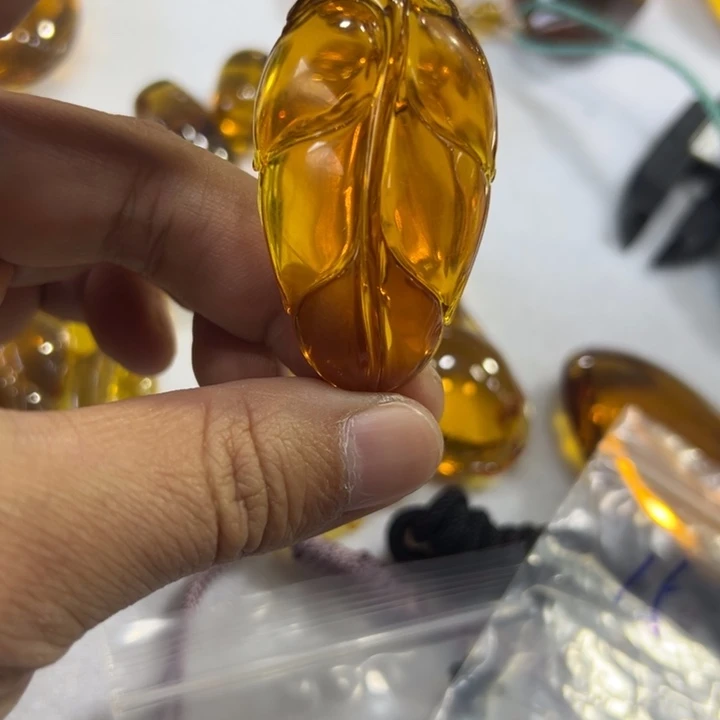 琥珀颈饰未镶嵌?**?琥珀吊坠