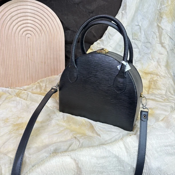95新 FENDI/芬迪 黑金水波纹手提斜挎包