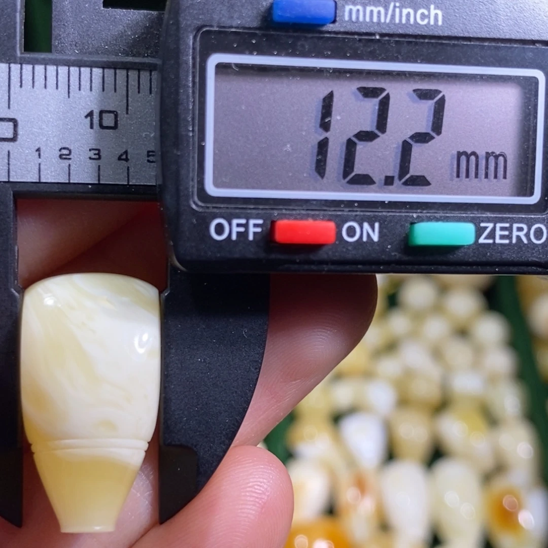 蜜蜡未镶嵌裸石微瑕