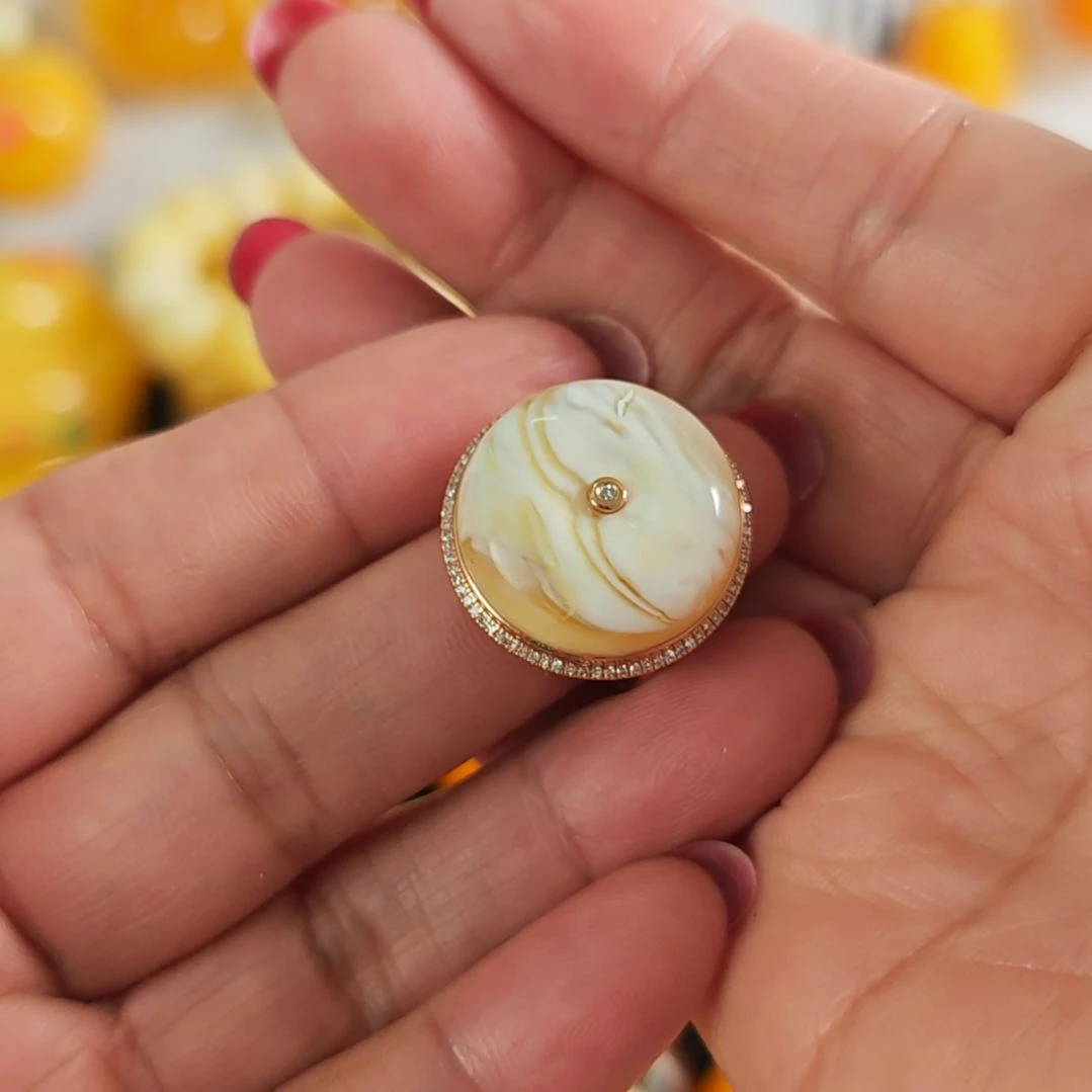 18K金镶嵌蜜蜡戒指戒指18k金镶嵌。