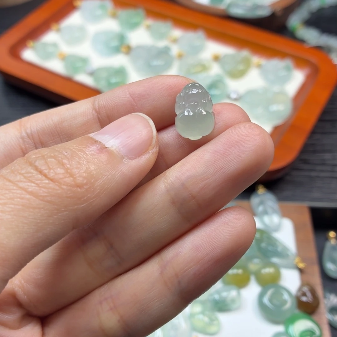 翡翠未镶嵌颈饰貔貅