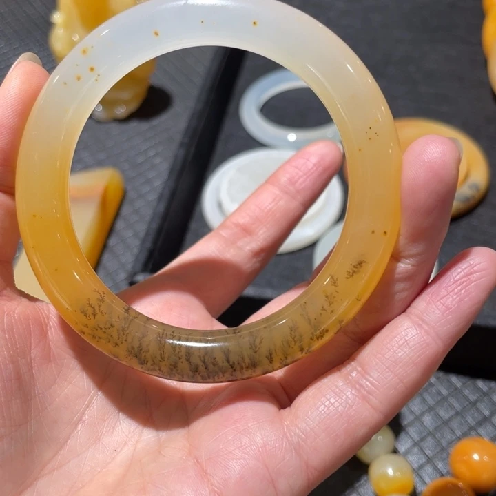 石英质玉（黄龙玉）未镶嵌颈饰