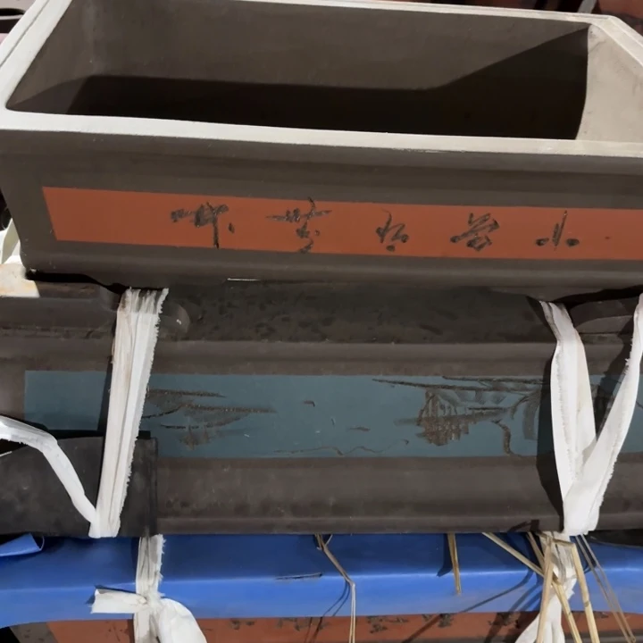 紫砂花盆     180-2。  60.长。红色